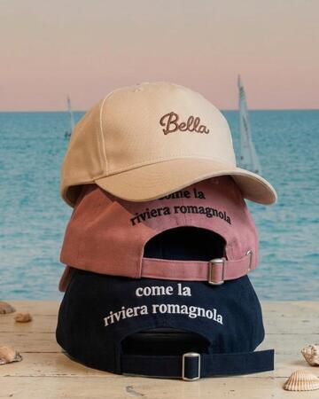 CAPPELLINO CON VISIERA BELLA COME LA RIVIERA ROMAGNOLA FIORENZA AMADORI&nbsp;&nbsp;